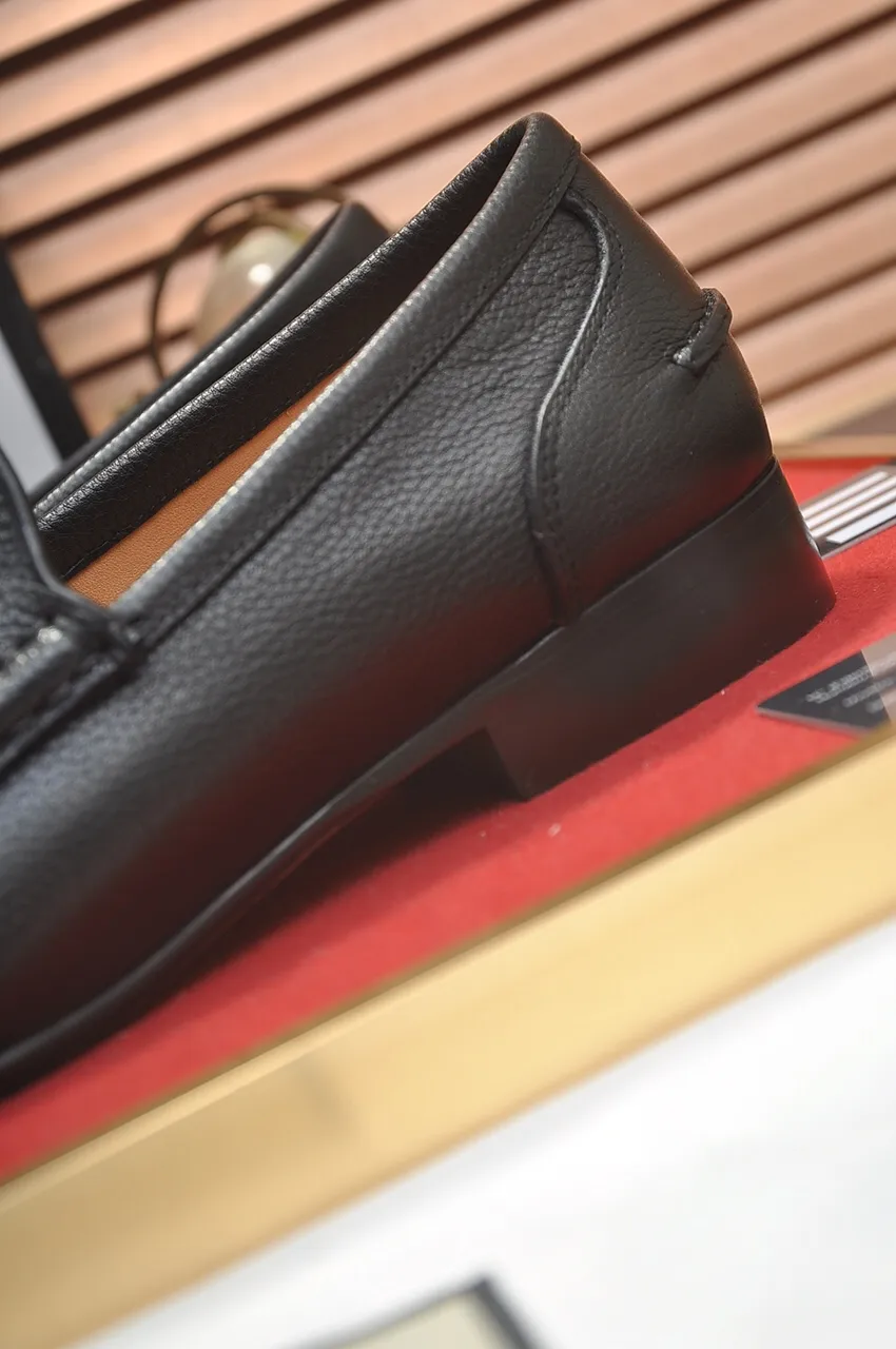 Men's shoes💰500💶Italy's top luxury men's shoe giant (GUCCI) (Gucci) (full cowhide lining) new arrival🍃Original European style🔰 Pleasant to the eye😍In order to make the shoes more durable and non-deformable🌀The production continues to follow traditional methods but there is still no lack of innovation💪Choose original sheepskin for the leather♻️ Smooth and natural And extra bright ⭐Made of imported cowhide, the first choice of rich people 38-45 (45 customized)